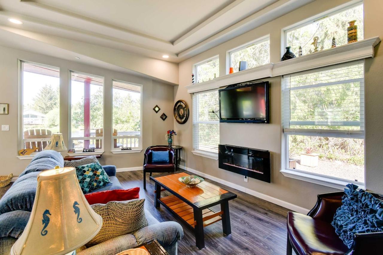Ocean Shores Retreat With Porch And Canal Views! Zewnętrze zdjęcie