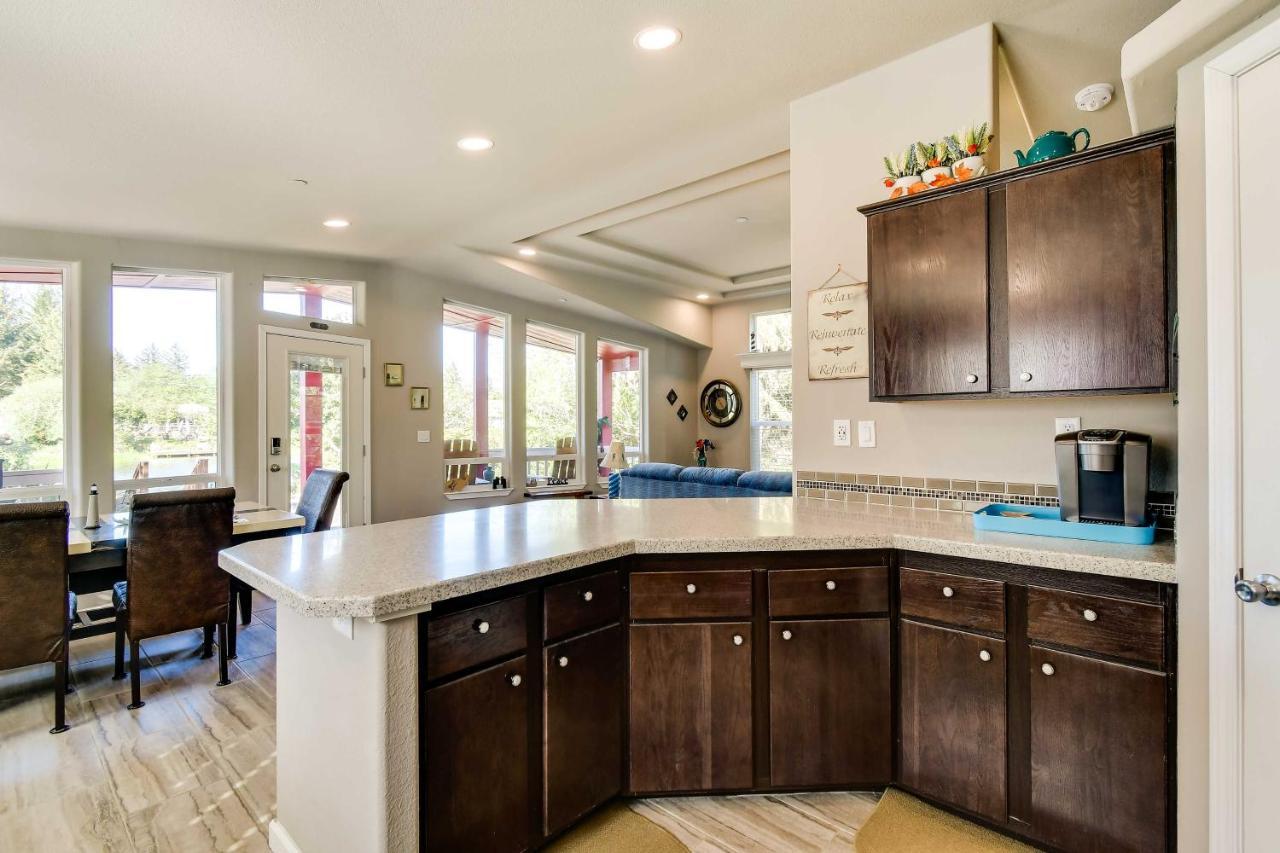 Ocean Shores Retreat With Porch And Canal Views! Zewnętrze zdjęcie